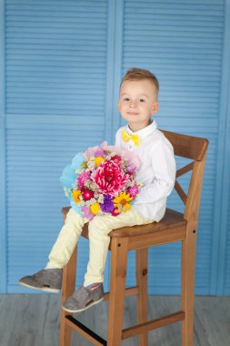 Bir buket sonbahar çiçeğiyle okul öncesi çocuğu. Okula geri dön.