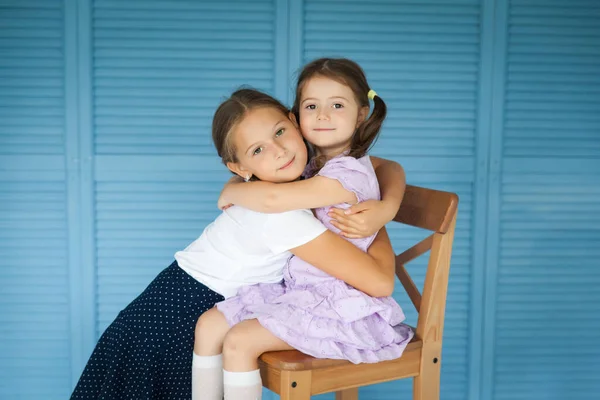 Menina Escola Uniforme Sua Irmã Criança Pré Escolar Volta Escola — Fotografia de Stock