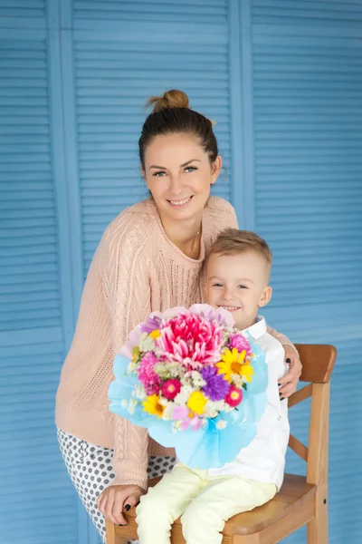 Oğluyla Birlikte Elinde Bir Buket Sonbahar Çiçeği Olan Genç Bir — Stok fotoğraf