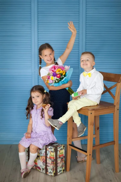Boldog Iskolás Gyerekek Egyenruhában Nagy Mézeskalács Ceruzával Őszi Virágcsokorral Vissza — Stock Fotó