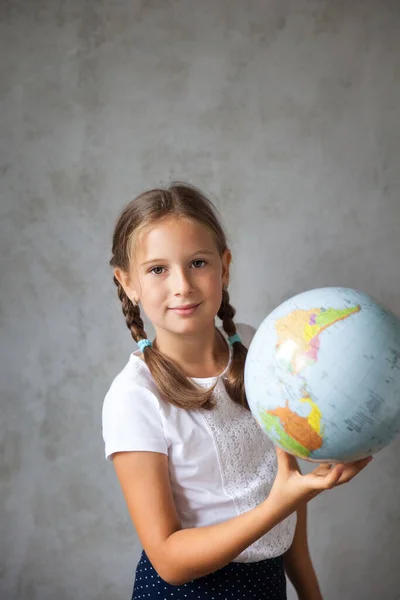 지구와 유니폼을 여대생의 초상화 학교로 돌아가 집에서 배우는 머무르는 — 스톡 사진