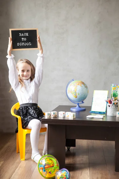 Schulmädchen Uniform Hält Eine Tafel Der Hand Zurück Zum Schulkonzept — Stockfoto