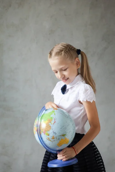 지구와 유니폼을 여대생의 초상화 학교로 돌아가 집에서 배우는 머무르는 — 스톡 사진