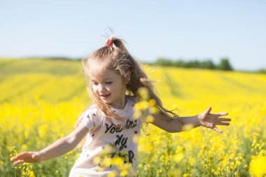 Tatlı kız çiçek açan tecavüz tarlasında eğleniyor. Doğa tecavüz tohumu tarlasında çiçek açıyor. Yaz tatili