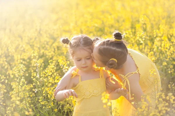 Meninas Bonitas Vestidos Amarelos Divertindo Campo Estupro Florido Natureza Floresce — Fotografia de Stock