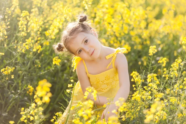 Nettes Mädchen Einem Gelben Kleid Hat Spaß Auf Dem Feld — Stockfoto