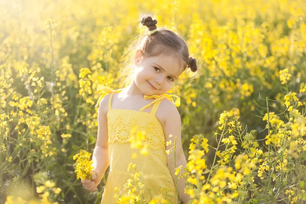 Nettes Mädchen Einem Gelben Kleid Hat Spaß Auf Dem Feld — Stockfoto