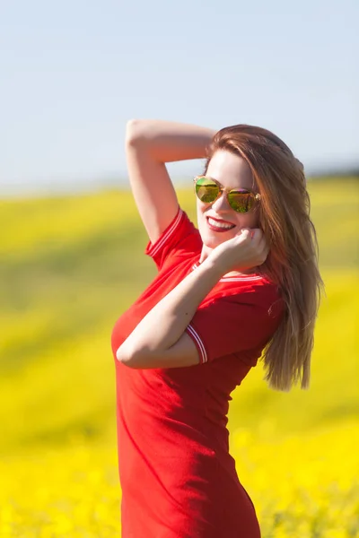 Feliz Joven Con Vestido Rojo Disfrutando Del Verano Campo Violación — Foto de Stock