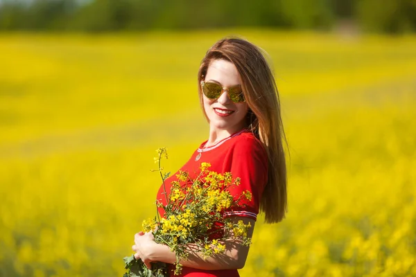 Feliz Joven Con Vestido Rojo Disfrutando Del Verano Campo Violación — Foto de Stock