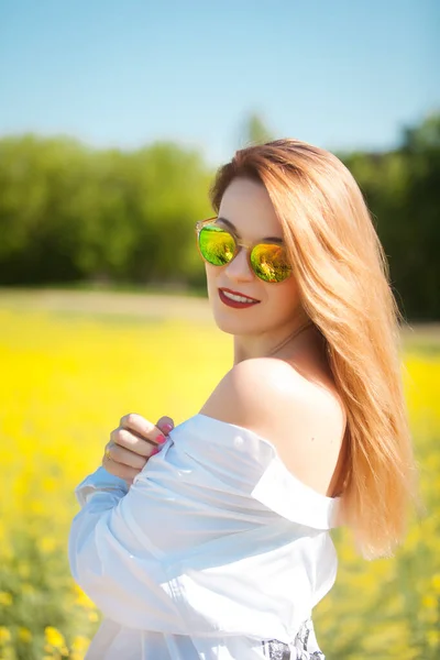 Feliz Joven Con Una Camisa Blanca Disfrutando Del Verano Campo — Foto de Stock