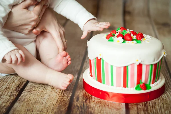 Mignon 6 Mois Bebe Fille Gateau Enfant Stock Photo