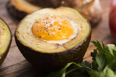 Avokado tuz ve biber ile pişmiş ev yapımı organik yumurta