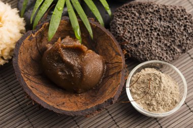 Ev yapımı vücut şeker, zeytinyağı ve yüz maskesi ile peeling