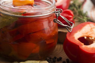 Yağ kırmızı biber marine edilmiş ev yapımı