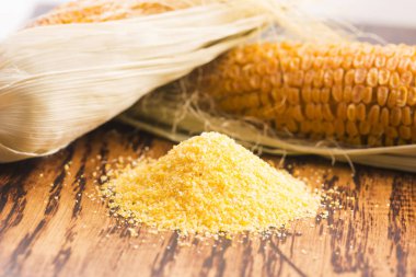 Mısır kabuğu çıkarılmış tane ve tohumlar, ahşap rustik masa üzerinde corncobs