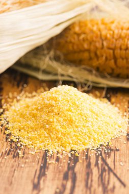 Mısır kabuğu çıkarılmış tane ve tohumlar, ahşap rustik masa üzerinde corncobs