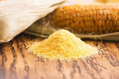 Mısır kabuğu çıkarılmış tane ve tohumlar, ahşap rustik masa üzerinde corncobs