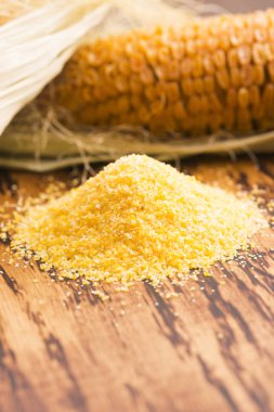 Mısır kabuğu çıkarılmış tane ve tohumlar, ahşap rustik masa üzerinde corncobs