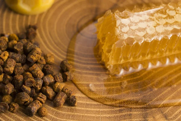 Honeycomb, pollen and propolis — Stock Photo, Image