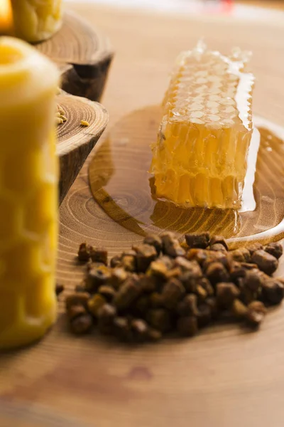 Favo de mel, pólen e própolis — Fotografia de Stock