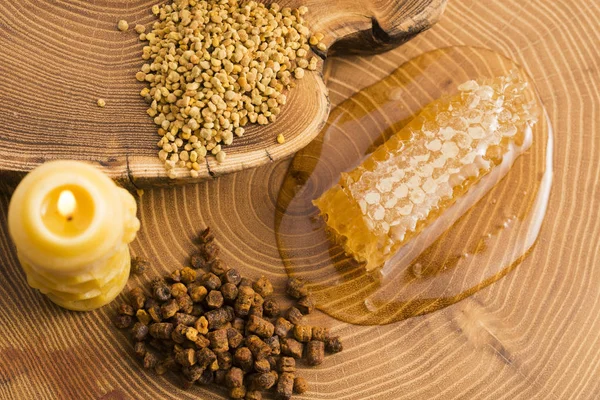 Honingraat, stuifmeel en propolis — Stockfoto