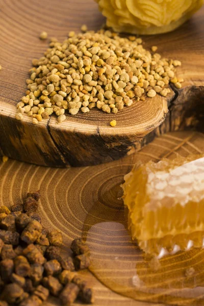 Honeycomb, pollen and propolis — Stock Photo, Image