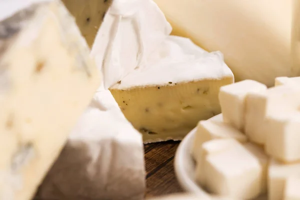 様々な種類のチーズが — ストック写真