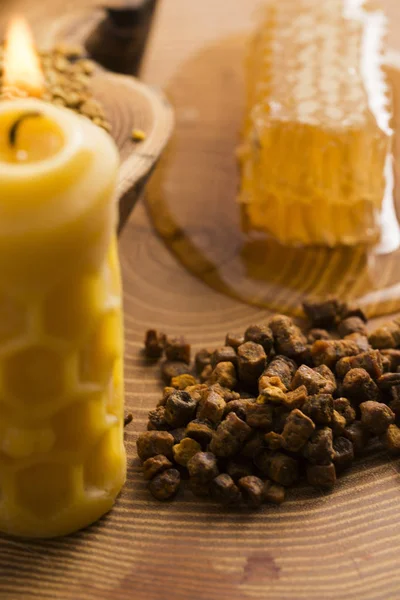 Honeycomb, pollen and propolis — Stock Photo, Image