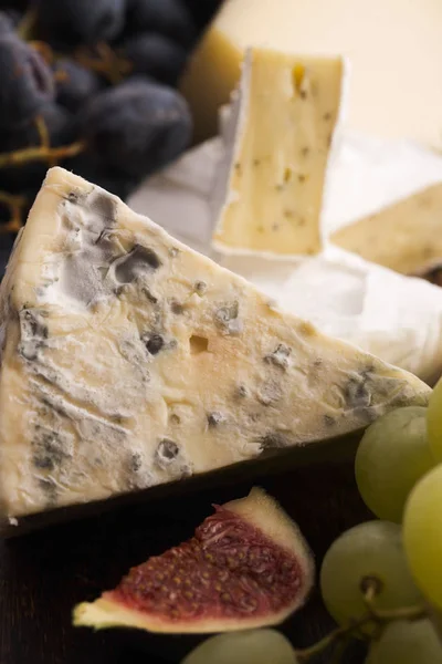 Meyve ve üzümlü peynir çeşitleri — Stok fotoğraf