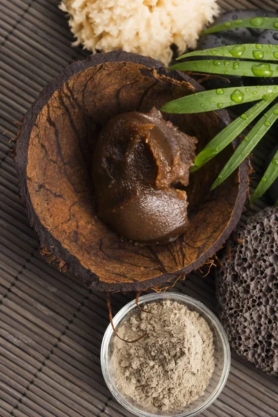 Домашний пилинг тела с сахаром, оливковым маслом и маской для лица — стоковое фото