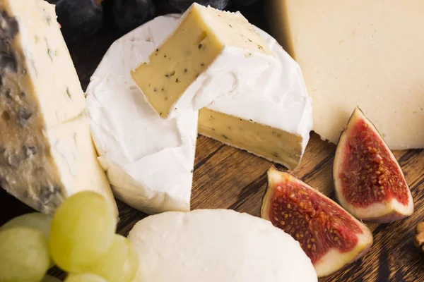 Meyve ve üzümlü peynir çeşitleri — Stok fotoğraf