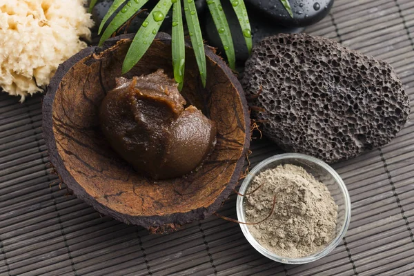 Peeling casero del cuerpo con azúcar, aceite de oliva y mascarilla — Foto de Stock