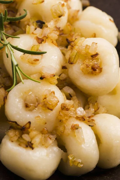 Macarrão de silésia com cebola — Fotografia de Stock