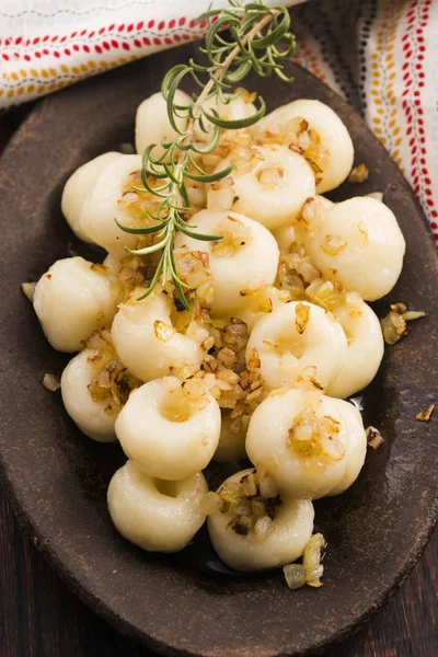 Macarrão de silésia com cebola — Fotografia de Stock