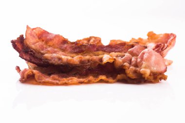 Pişmiş füme domuz pastırması şeritler