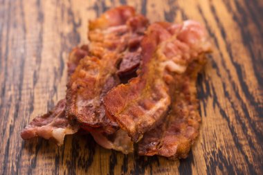 Pişmiş füme domuz pastırması şeritler