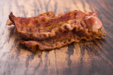 Pişmiş füme domuz pastırması şeritler