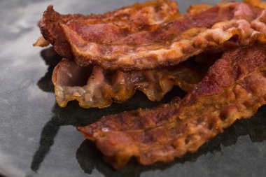 Pişmiş füme domuz pastırması şeritler