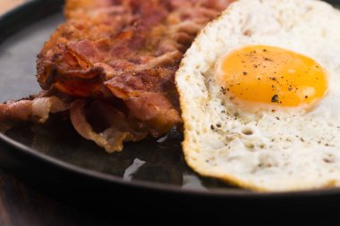 Sahanda yumurta ve domuz pastırması Rashers