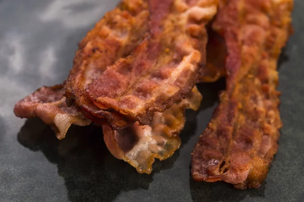 Bandes de bacon fumé cuites — Photo