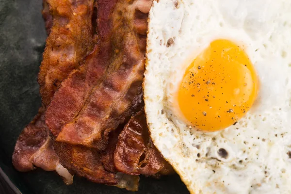 Sahanda yumurta ve domuz pastırması Rashers