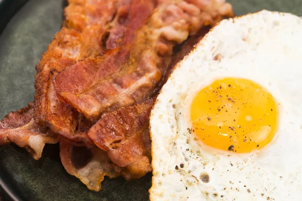 Sahanda yumurta ve domuz pastırması Rashers — Stok fotoğraf