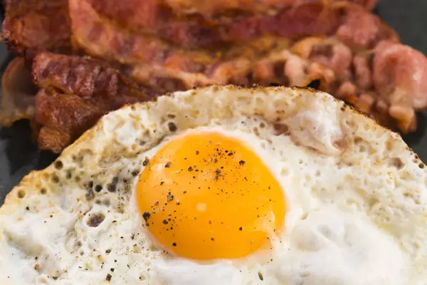 Sahanda yumurta ve domuz pastırması Rashers