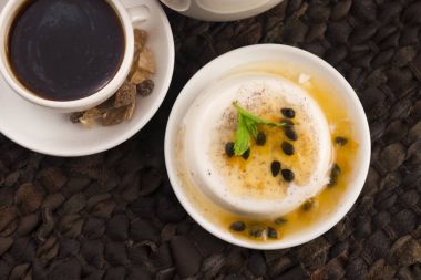 panna cotta tatlı ile tutku meyvesi ve nane
