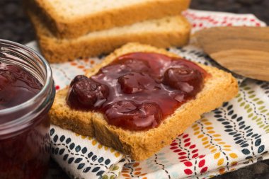 Vişneli reçelli tost.