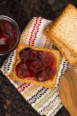 Vişneli reçelli tost.