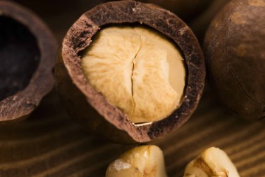 Macadamia fıstığı ahşap arka plan üzerinde