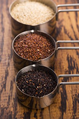 Kırmızı, beyaz ve siyah organik Quinoa tohumları