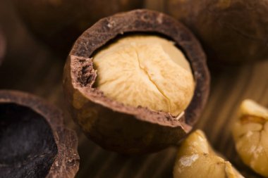 Macadamia fıstığı ahşap arka plan üzerinde