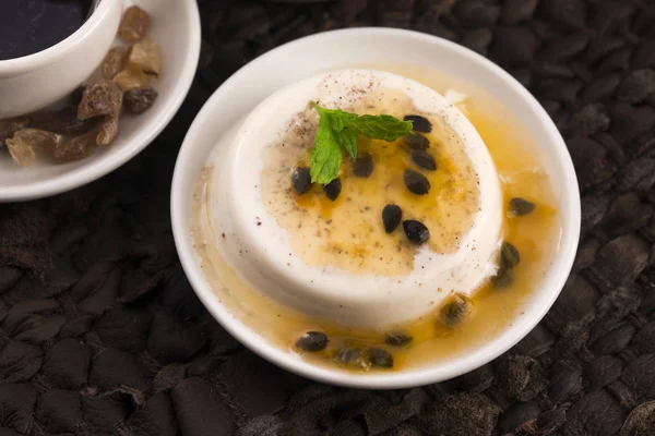 Postre Panna cotta con maracuyá y menta — Foto de Stock